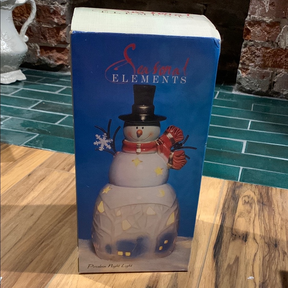 Super cute snowman night light / holiday decor in great condition 11”
